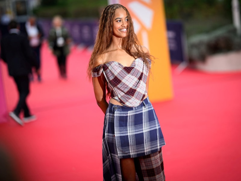 Malia Obama kam in einem Look von Vivienne Westwood auf den Red Carpet. (Bild: APA/AFP/Loic VENANCE)