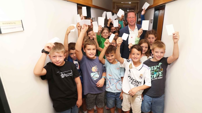 Die Kinder stimmten über die Weihnachtsbeleuchtung ab, die die Gemeinde anschaffen soll.