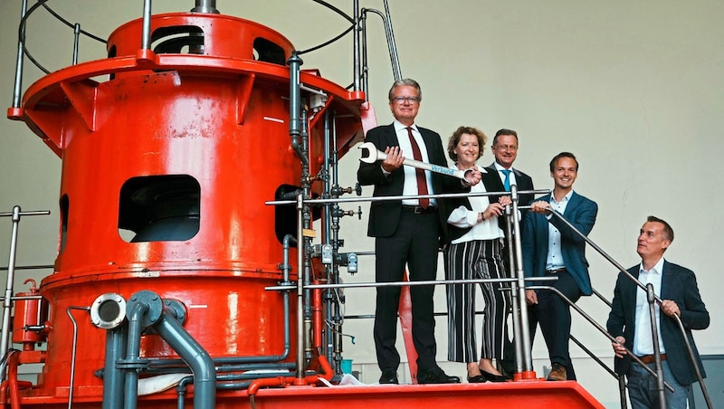 Governor Christopher Drexler and Provincial Councillor Ursula Lackner together with Verbund CEO Michael Amerer, Frohnleitner Mayor Johannes Wagner and project manager Franz Mandl (from left to right) gave the starting signal for the comprehensive revitalization. (Bild: Sepp Pail)