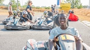 Die gute Laune stand bei den FAK-Kickern natürlich im Vordergrund – denn das Kart- Rennen war eine schöne Abwechslung zum Trainingsalltag. (Bild: Seebacher Doris)