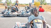 Die gute Laune stand bei den FAK-Kickern natürlich im Vordergrund – denn das Kart- Rennen war ...