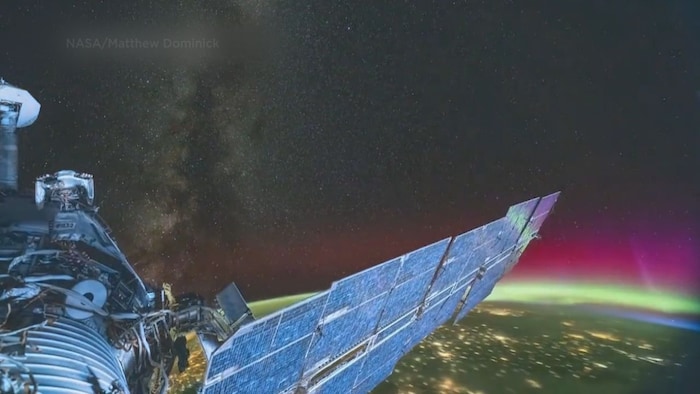 Hier sieht man den Sonnenaufgang über Europa – im Hintergrund erkennt man noch die Milchstraße.