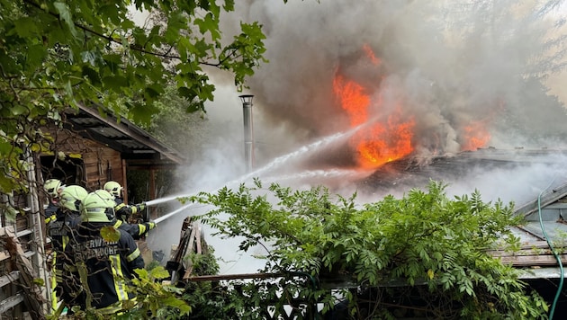 Ein Ausbreiten des Feuers konnte glücklicherweise verhindert werden. (Bild: AFKDO Klbg/Resperger)