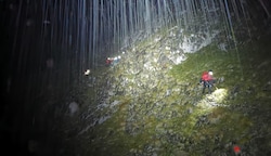 Bei strömendem Regen wurden Niederländer in der Nacht auf Montag vom Kopftörlgrat im Wilden Kaiser geholt. (Bild: ZOOM.TIROL)