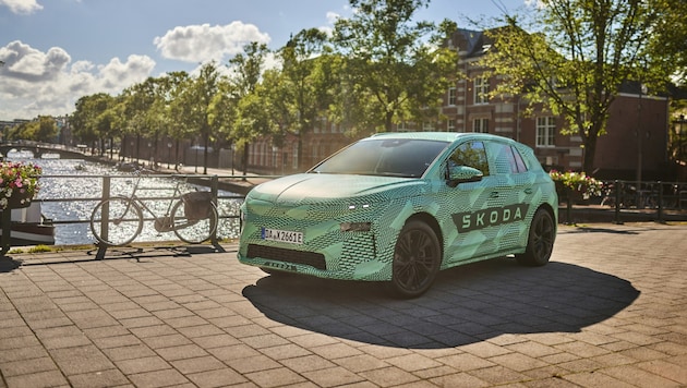 The all-electric Škoda Elroq, shown here in its 'camouflage suit', will be launched in 2025 and will set new standards in the compact SUV segment. (Bild: Škoda Auto / Porsche Holding;)