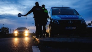 Fahrzeugkontrolle an der deutsch-polnischen Grenze bei Forst (Bild: APA/AFP/JENS SCHLUETER)