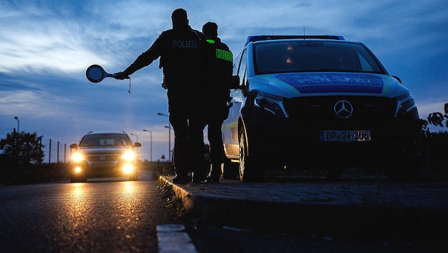 Vehicle check at the German-Polish border near Forst (Bild: APA/AFP/JENS SCHLUETER)