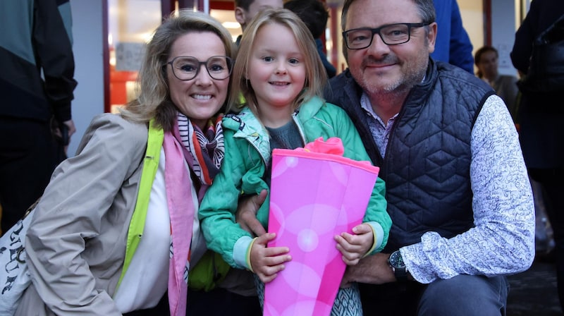 Full of anticipation: little Ella with her parents Brigitte and Helmut (Bild: Tröster Andreas)