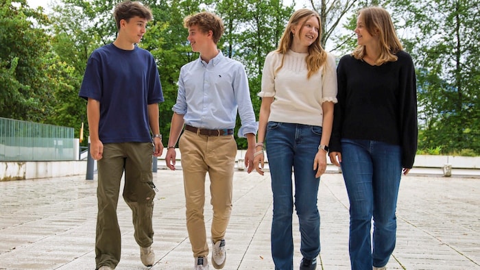 Nach den Ferien am Akademischen Gymnasium zurück: Florian, Felix, Luise und Jana, alle siebte ...