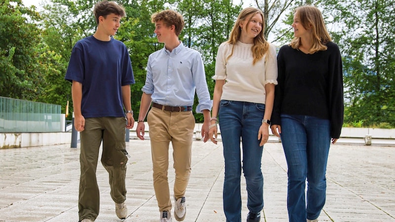 Back at the Akademisches Gymnasium after the vacations: Florian, Felix, Luise and Jana, all in seventh grade (Bild: ANDREAS TROESTER)