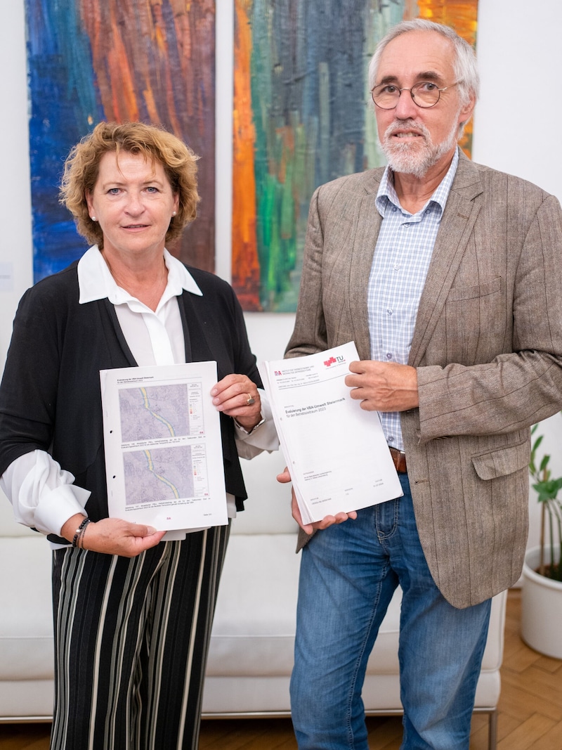 Landesrätin Ursula Lackner und Thomas Pongratz, Leiter des Referats Luftreinhaltung, präsentierten am Montag die TU-Studie. (Bild: Land Stmk./Christoph Purgstaller)