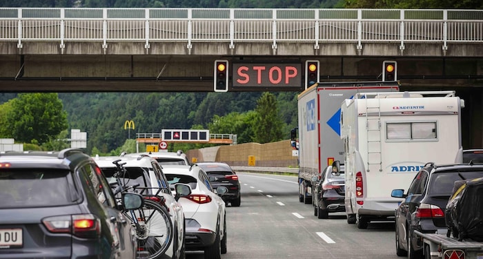 The traffic light system for block clearance in front of the north portal of the Ofenau tunnel ...