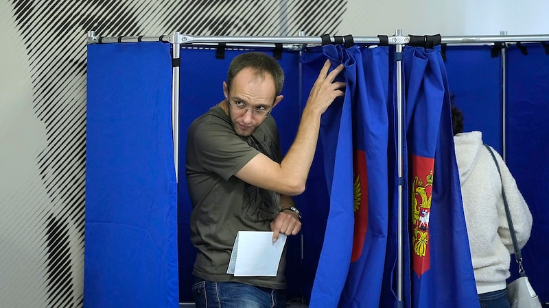 Voters casting their ballots in St. Petersburg (Bild: APA/AP)