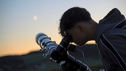 Teleskope brauchen für Beobachter der Sonnenfinsternis spezielle Filter.