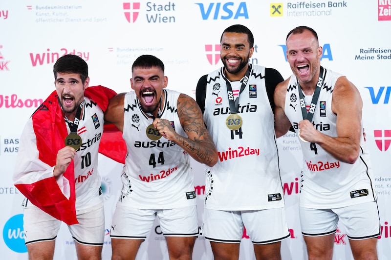 Toni Blazan, Fabio Söhnel, Nico Kaltenbrunner und Enis Murati (von links nach rechts) gewannen bei der 3x3 Basketball-EM vor dem Wiener Riesenrad sensationell den Titel. (Bild: picturedesk.com/EVA MANHART / APA / picturedesk.com)