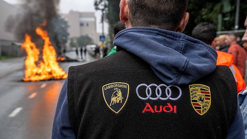 Die europäische Autoindustrie befindet sich in der Krise, vielerorts kommt es zu massivem Stellenabbau. Dies führt zu wütenden Protesten (im Bild vor dem Audi-Werk in Brüssel). (Bild: APA/AFP/Belga/JONAS ROOSENS)