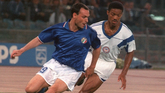 Salvatore Schillaci (left) at the 1990 home World Cup, where he was crowned top scorer. (Bild: AFP/APA/STAFF)