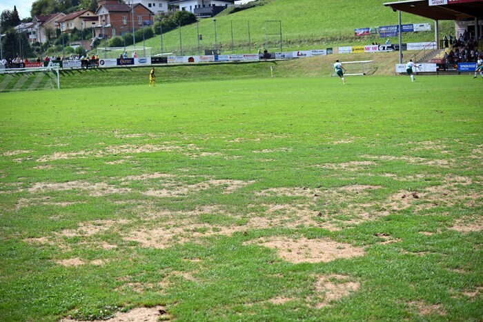 Der Platz in Feldkirchen ist zurzeit schwer zu bespielen.