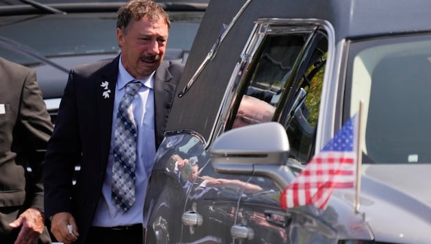 Guy Gaudreau behind the hearse containing the remains of his sons. (Bild: AP ( via APA) Austria Presse Agentur/ASSOCIATED PRESS)