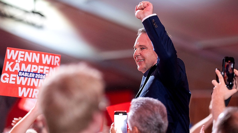 Andreas Babler ließ sich im Festzelt bejubeln. (Bild: APA/GEORG HOCHMUTH)