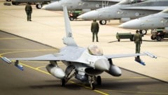 Die Erlaubnis gilt ausdrücklich auch für die niederländischen F-16-Jets. (Bild: APA/AFP)