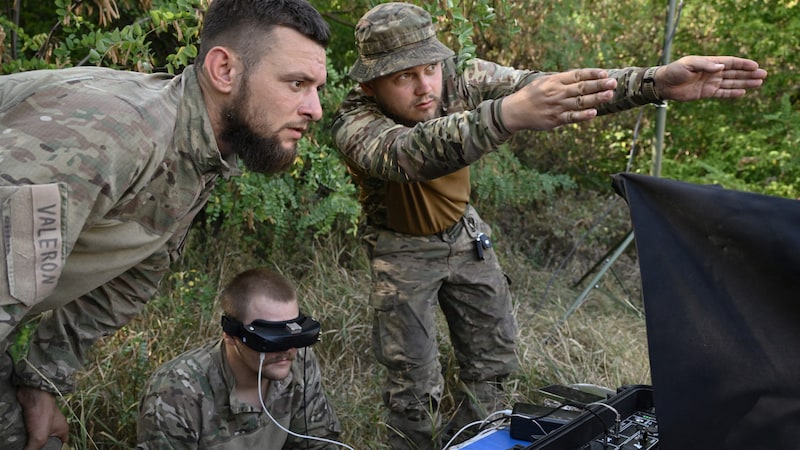 Mit gezielten Angriffen auf Ziele in Russland (im Bild eine Drohnen-Einheit der ukrainischen Armee) will man Nachschubwege der Invasoren zerstören und deren Kampfkraft schwächen. (Bild: APA/AFP/Genya SAVILOV)