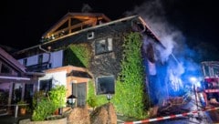 Bei dem Brand in Schönau im Mühlkreis mussten 16 Asylwerber flüchten, sechs davon kamen ins Spital. (Bild: TEAM FOTOKERSCHI.AT / SIMON BRANDSTÄTTER)