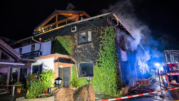 The fire in Schönau im Mühlkreis forced 16 asylum seekers to flee, six of whom were taken to hospital. (Bild: TEAM FOTOKERSCHI.AT / SIMON BRANDSTÄTTER)