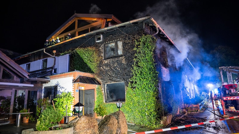 Das ehemalige Gasthaus „Oberndorfer Stuben“ brannte ab. (Bild: TEAM FOTOKERSCHI.AT / SIMON BRANDSTÄTTER)