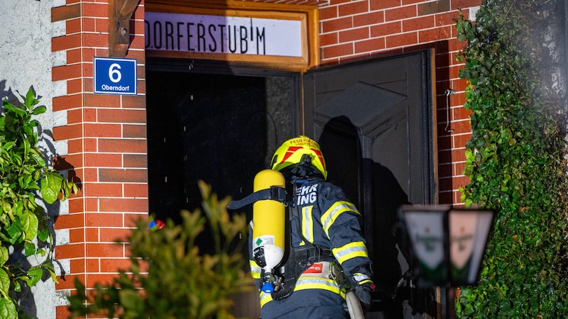 14 fire departments were deployed to extinguish the fire. (Bild: TEAM FOTOKERSCHI.AT / SIMON BRANDSTÄTTER)