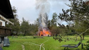 Die Gartenhütte brannte lichterloh.
