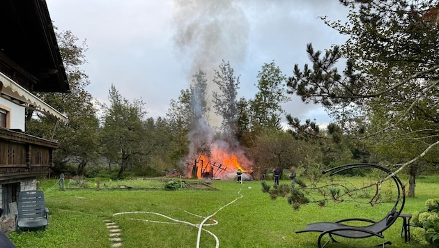 Die Gartenhütte brannte lichterloh. (Bild: FF Spittal, Krone KREATIV)