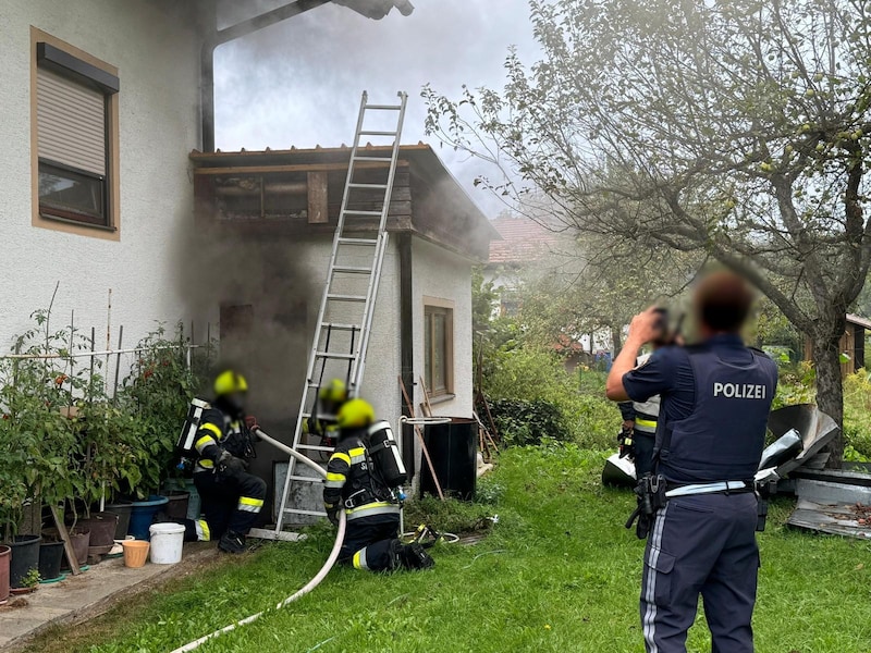 Der Brand in der Garage ist unter Kontrolle. (Bild: FF Spittal, Krone KREATIV)