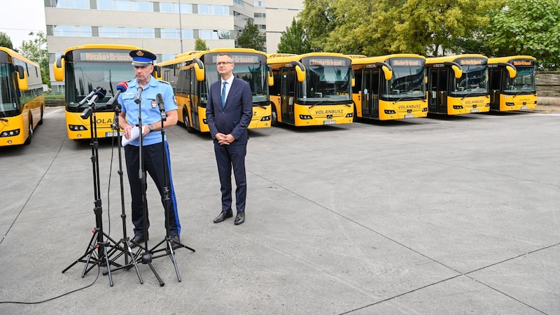 A whole fleet of buses was organized for the media event. (Bild: APA/MTVA - Media Service Support and Asset Management Fund)