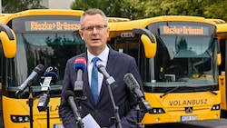 Ungarns Vize-Innenminister Bence Rétvári präsentierte medienwirksam die Busse, mit denen er Migranten nach Belgien bringen will. (Bild: APA/MTVA - Médiaszolgáltatás-támogató és Vagyonkezelõ Alap)