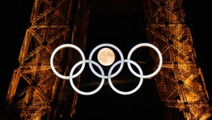 Der Eiffelturm wurde mit Olympiaringen geschmückt.