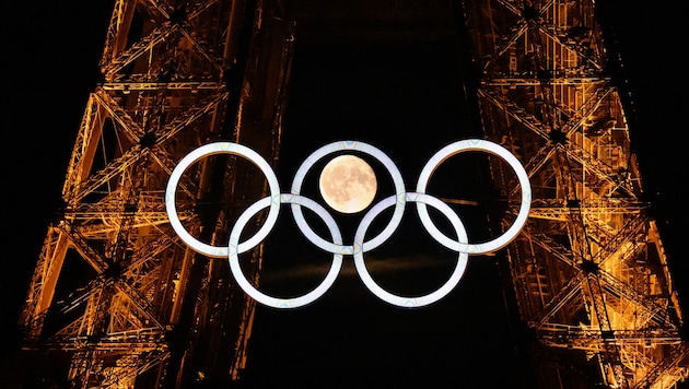 The Eiffel Tower was decorated with Olympic rings. (Bild: AFP/APA/Loic VENANCE)