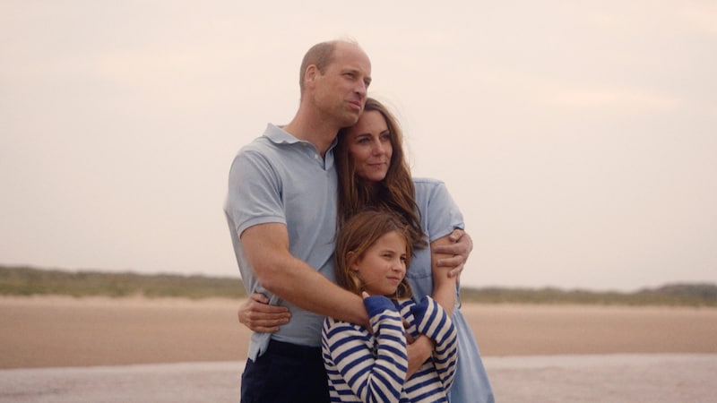 Prinz William, Prinzessin Kate und Prinzessin Charlotte am Strand (Bild: picturedesk.com/ROTA / Camera Press)