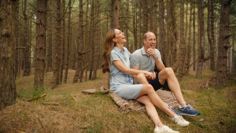 Prinz William und Prinzessin Kate halten einander die Hand und können wieder lachen ... (Bild: picturedesk.com/ROTA / Camera Press)