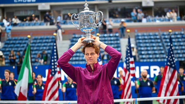 Jannik Sinner posing with the trophy. (Bild: AFP/APA/ANGELA WEISS)