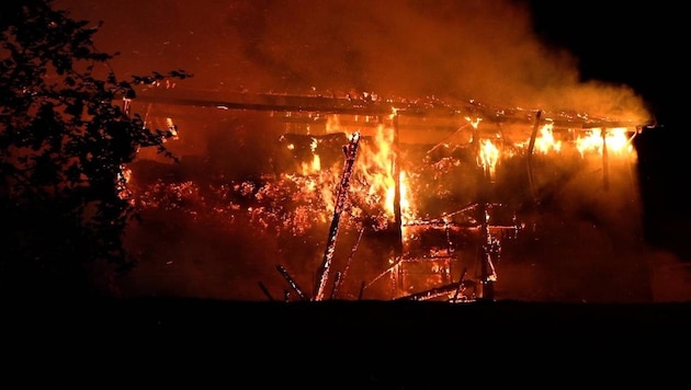 All that remains of the barn is rubble and ash. (Bild: Maurice Shourot)