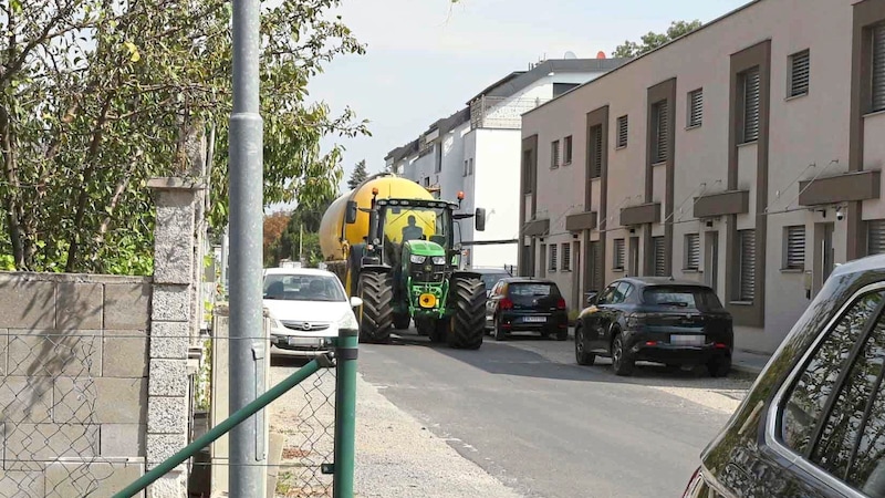 The tractor is not traveling at 70 km/h, but even with this vehicle there is hardly any room. (Bild: Reinhard Judt/Reinhard Judt, Krone KREATIV)