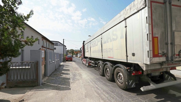 Ein häufiges Bild in der Franzensthalstraße in Ebergassing: Bis zu 400 Fahrten durch die enge Straße wurden behördlich genehmigt. (Bild: Reinhard Judt/Reinhard Judt, Krone KREATIV)