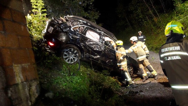 Das Auto wurde über ein Bachbett geschleudert. (Bild: Freiwillige Feuerwehr St. Johann im Pongau)