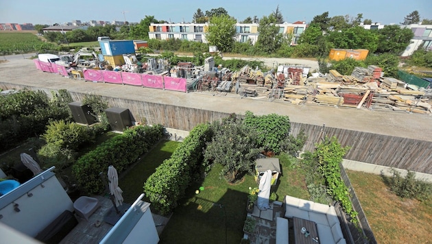 A construction company operates a storage area directly in front of the gardens of a terraced housing complex. This requires a permit. (Bild: Bartel Gerhard/Gerhard Bartel)