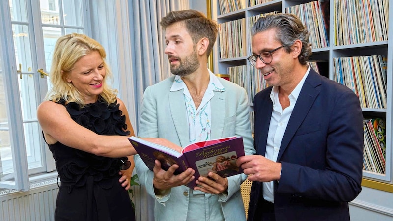 Der Autor uns eine Verleger: Buchinger mit Stefanie und Nikolaus Brandstätter bei der Buchpräsentation. (Bild: Starpix / A. Tuma)