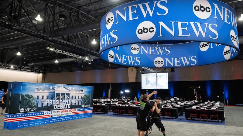 In Philadelphia wird alles für die große TV-Debatte vorbereitet. (Bild: APA/AFP)