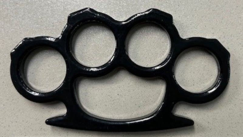 So far, only a knuckleduster has been recovered from the suspect. (Bild: LPD Wien)