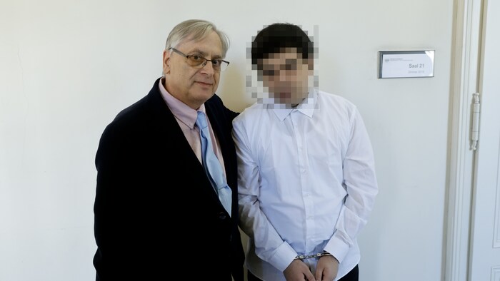 The 19-year-old defendant and his defense lawyer. He speaks of a "love story that ended badly".