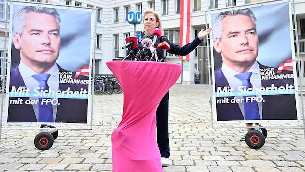 The NEOS also have their own posters, but this time party leader Beate Meinl-Reisinger presented ÖVP posters. (Bild: APA/HANS KLAUS TECHT)